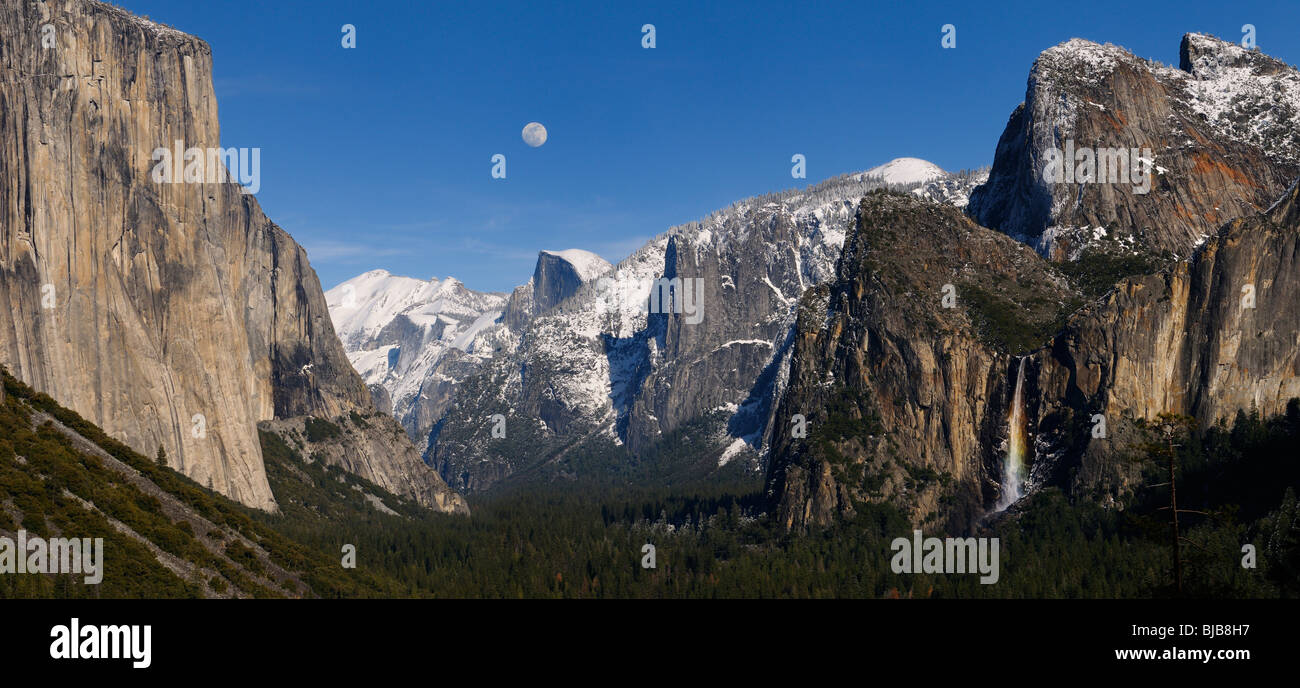 Panorama des Yosemite Valley vom Tunnel View mit Mond und Regenbogen auf Bridalveil Falls mit blauem Himmel Yosemite Nationalpark, Kalifornien USA Stockfoto