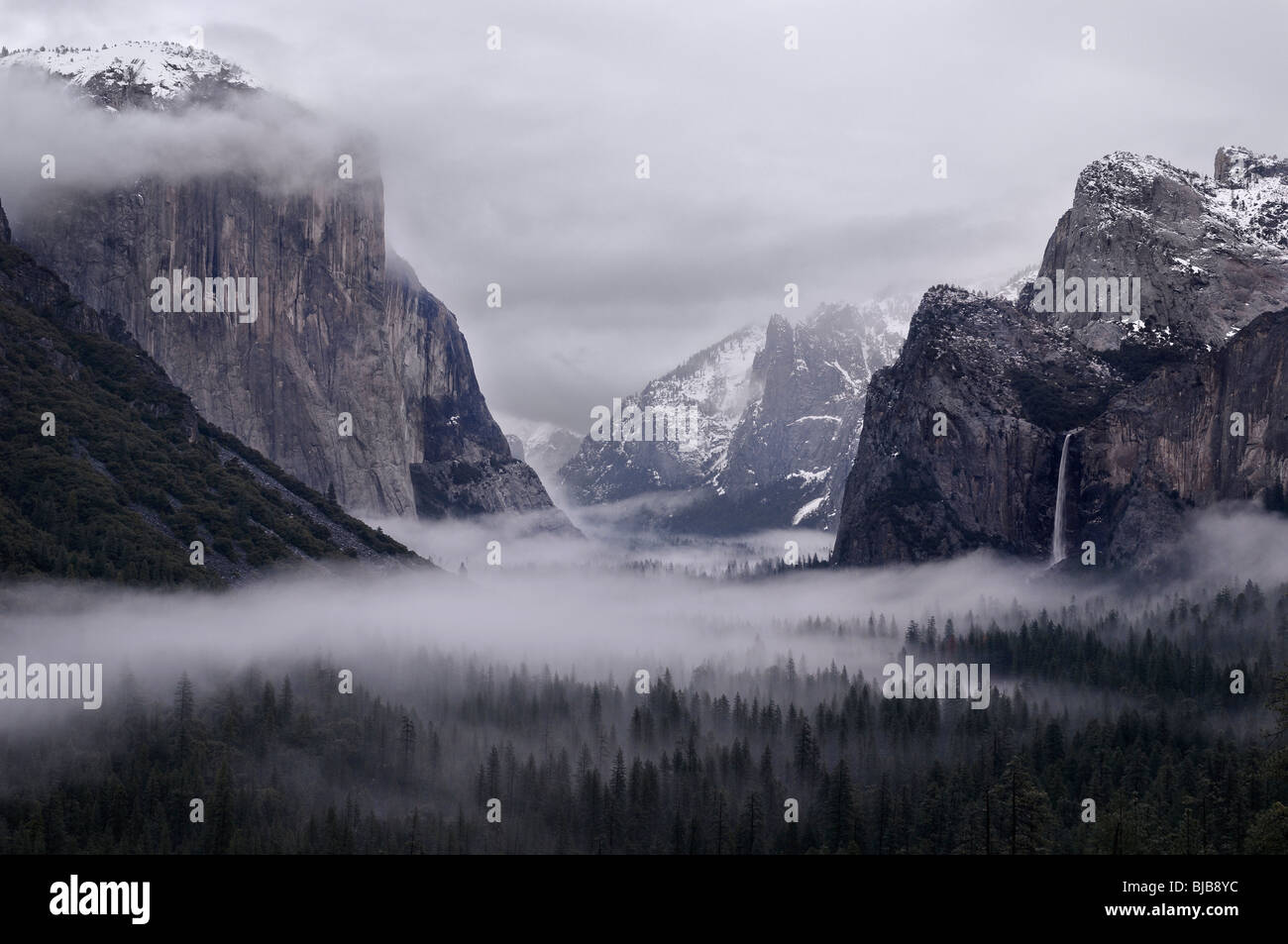 Wolken und Nebel im Yosemite Valley nach einem Wintersturm vom Tunnel View Yosemite Nationalpark, Kalifornien USA Stockfoto