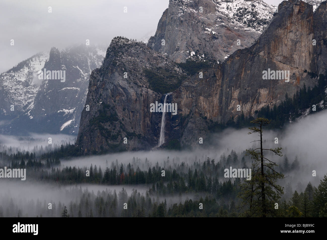 Bridalveil fall Wasserfall entleeren in Wolken und Nebel im Yosemite Valley nach einem Wintersturm von Tunnel view Yosemite National Park Kalifornien gesehen Stockfoto