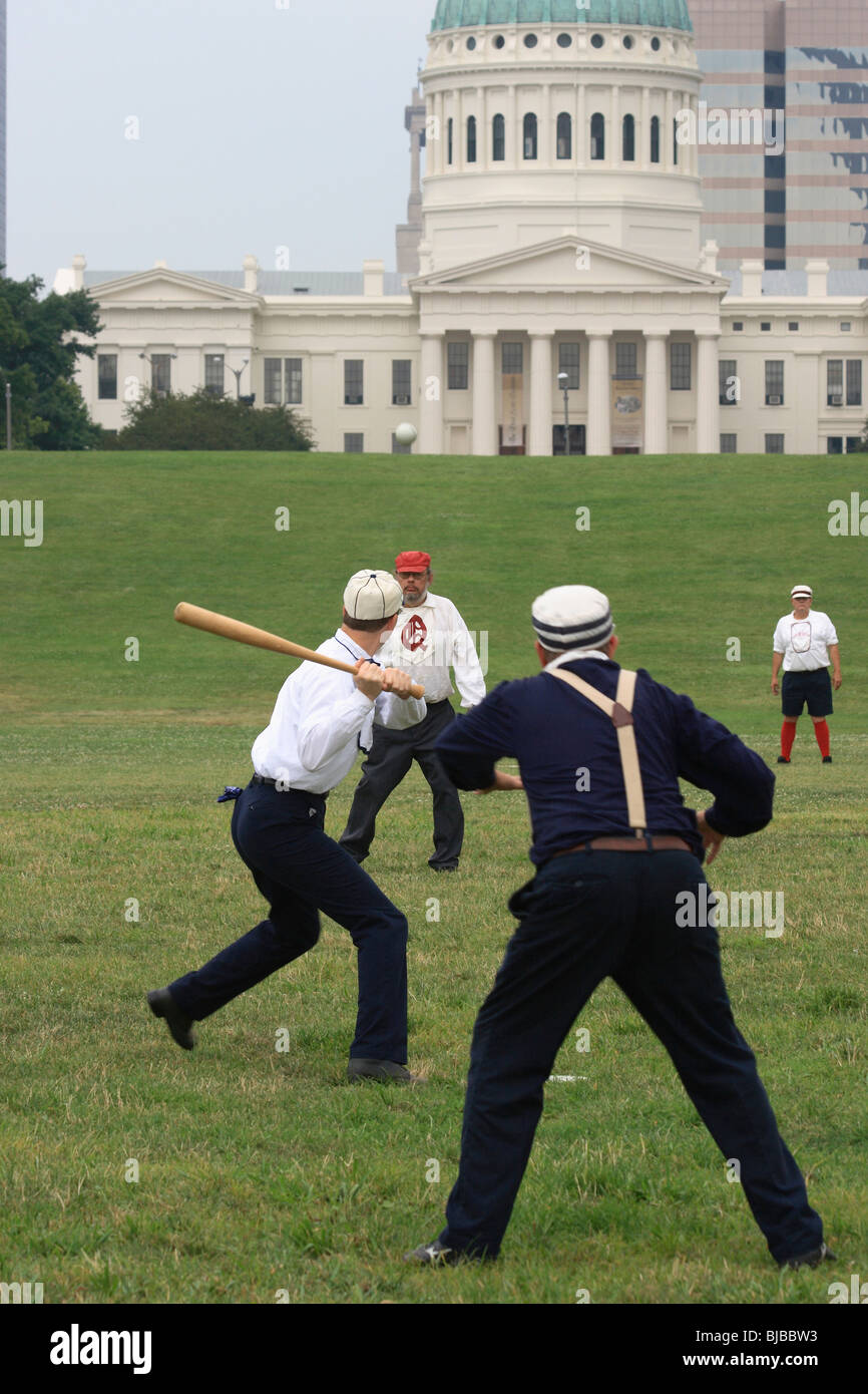 Männer spielen Baseball in historischen Kostümen vor der Old Court House, St. Louis, Vereinigte Staaten von Amerika Stockfoto