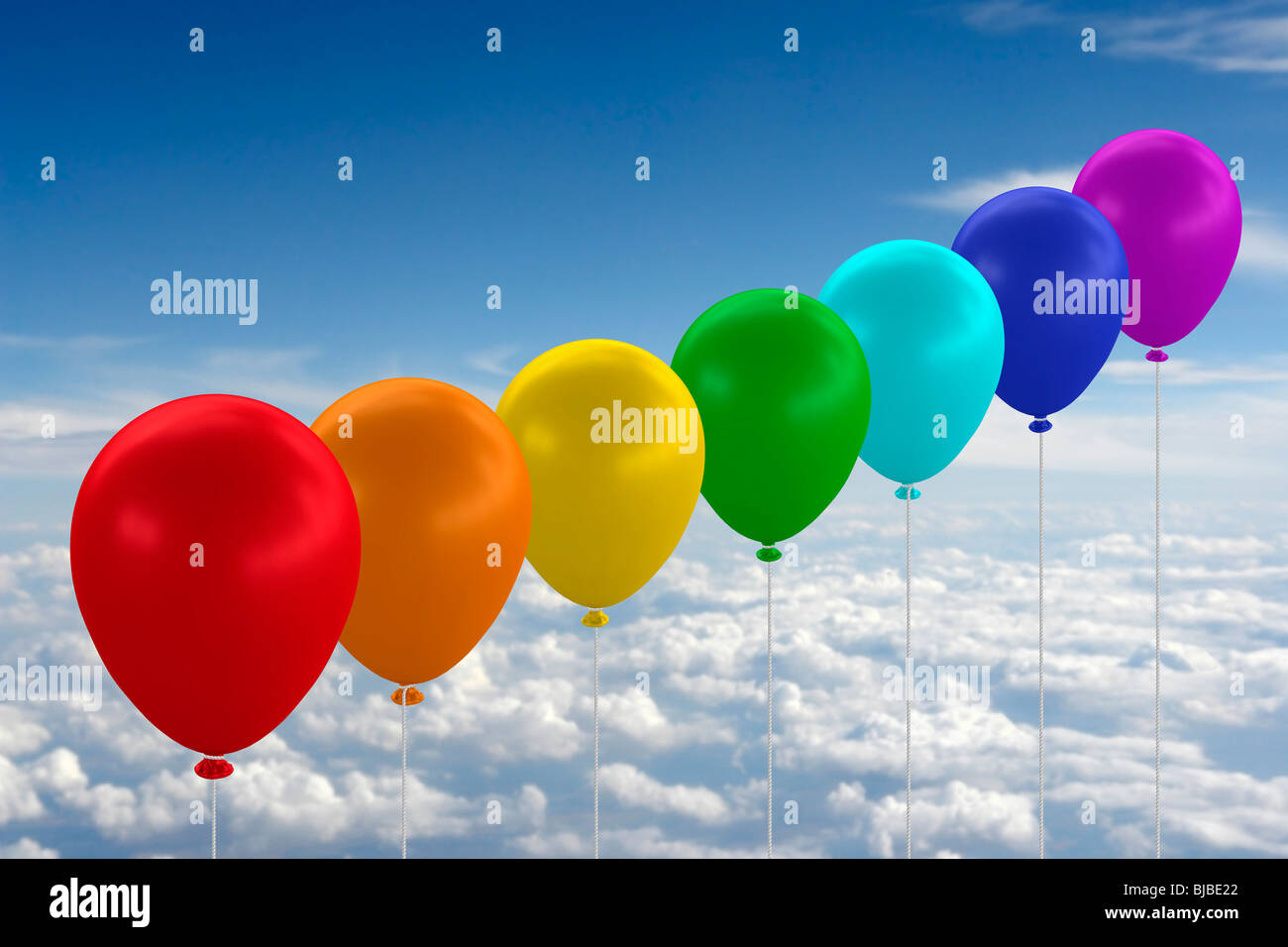 Ballons in Regenbogenfarben gegen blauen Himmel mit Wolken. Digital zu komponieren. Stockfoto