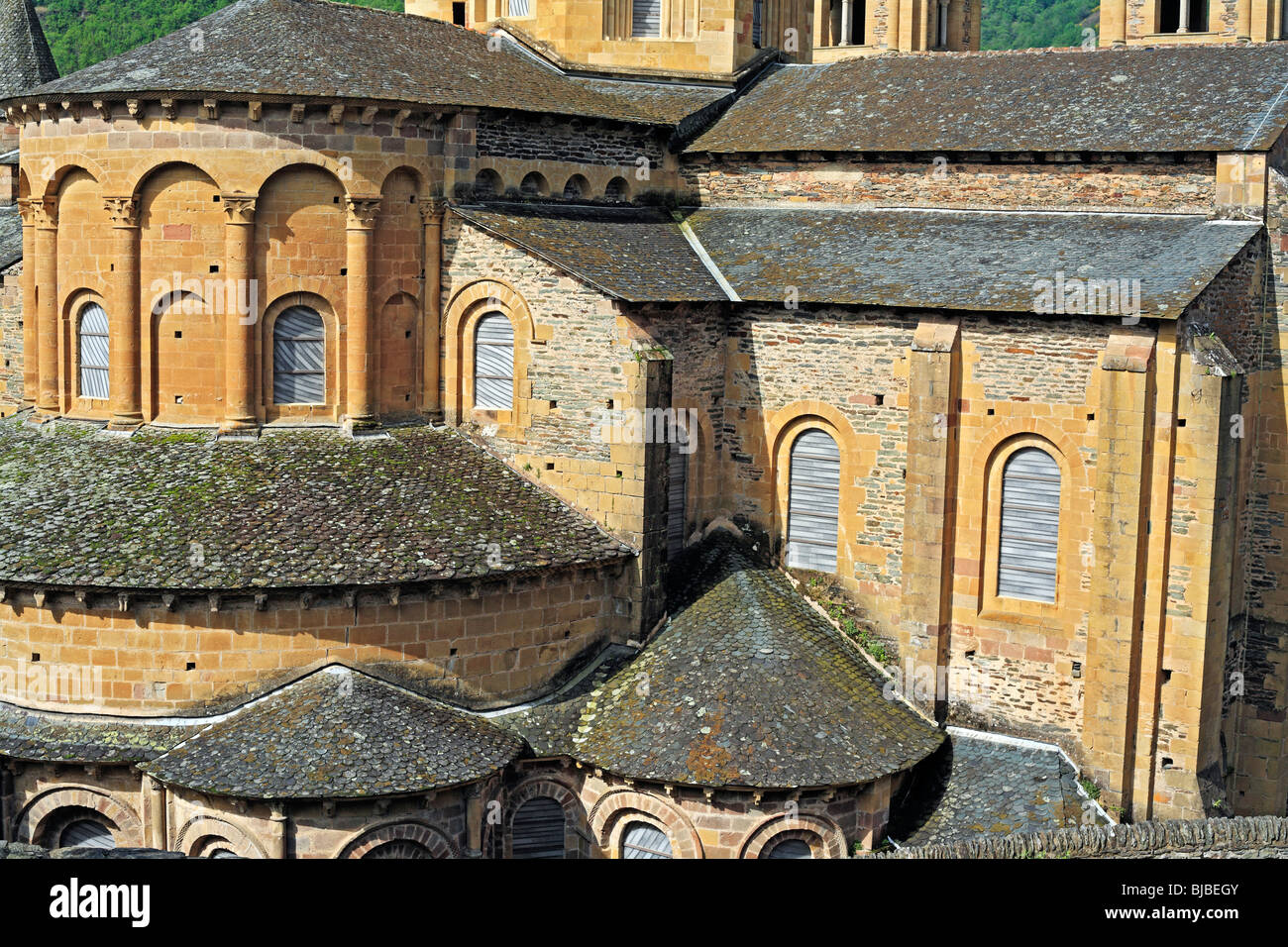 Architektur der Kirche, Abtei Sainte Foy romanische Kirche (1124), Conques, Frankreich Stockfoto