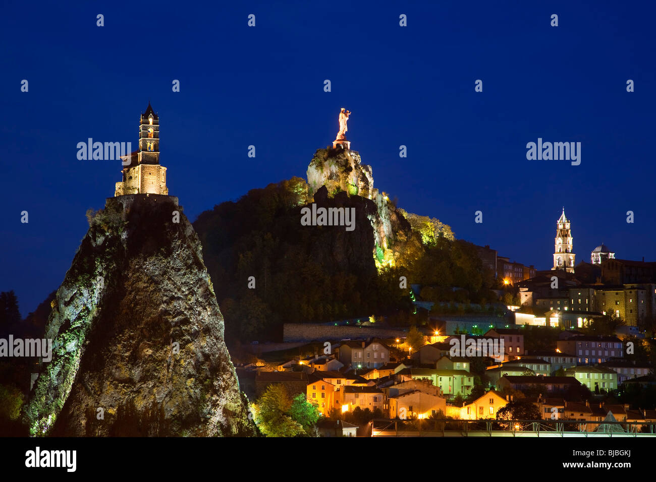 LE PUY EN VELAY DURCH NACHT, SAINT MICHEL D'AIGUILHE KAPELLE, KATHEDRALE NOTRE-DAME UND NOTRE-DAME-STATUE Stockfoto