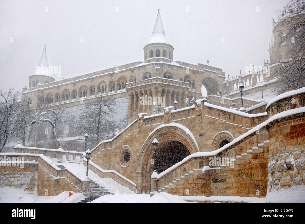 Fischerbastei im Winterschnee. Schloss Bezirk Budapest stock Fotos Stockfoto