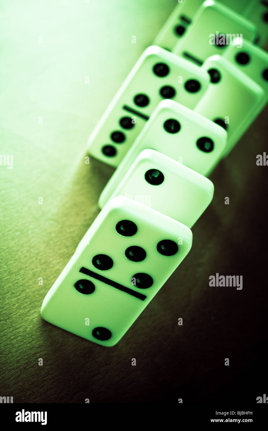 Domino-Kacheln in einer Zeile Stockfoto