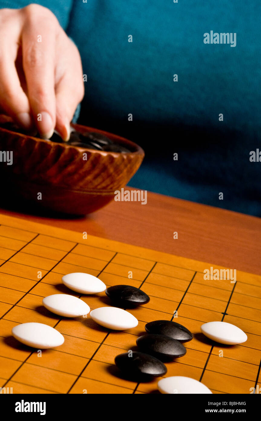 Frau spielen ein Stein in Go Spiel Stockfoto