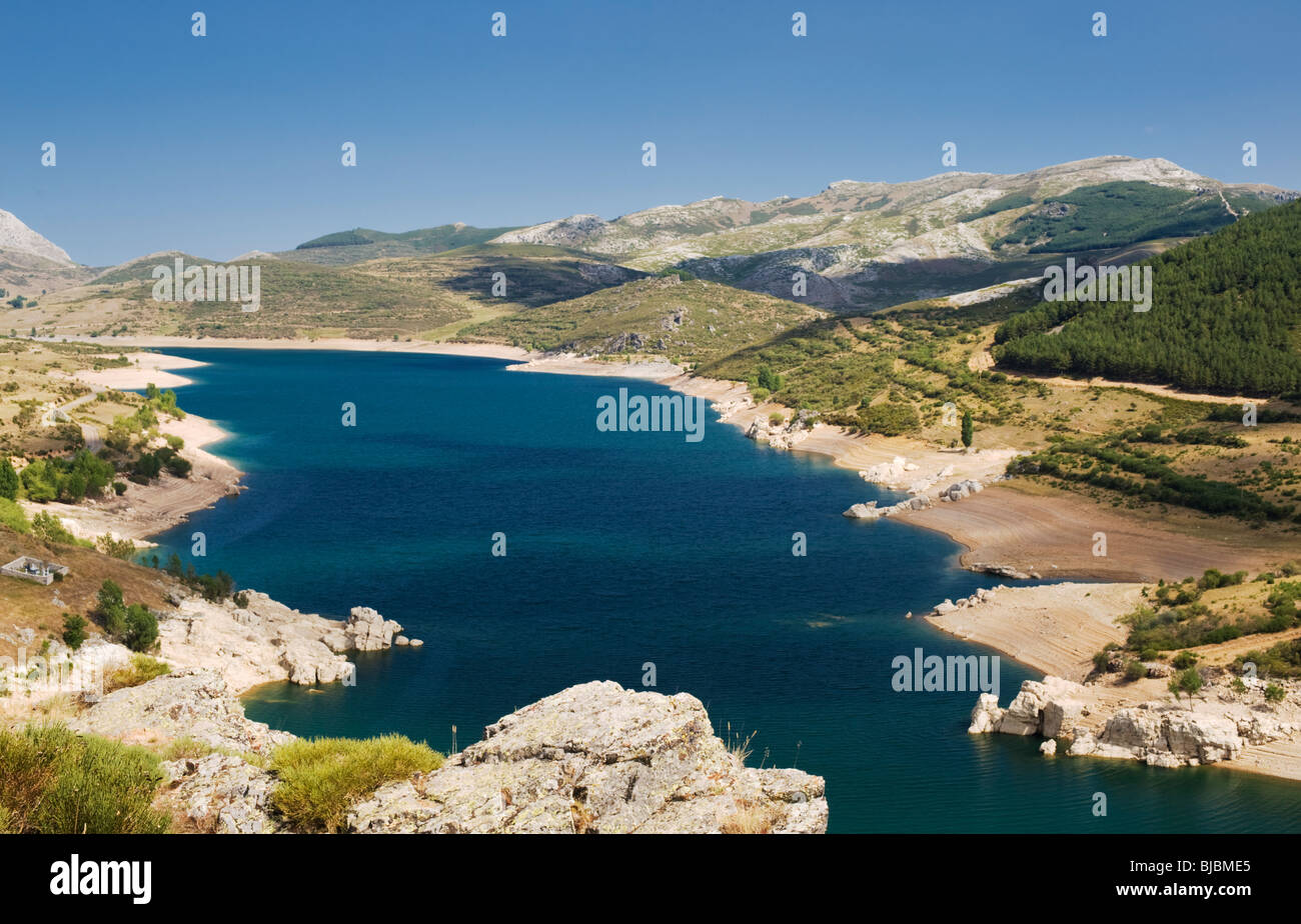 Der Camporedondo-Stausee (Embalse de Camporedondo) und das Dorf von Alba de Los Cardaños, Provinz Palencia, Nordspanien Stockfoto