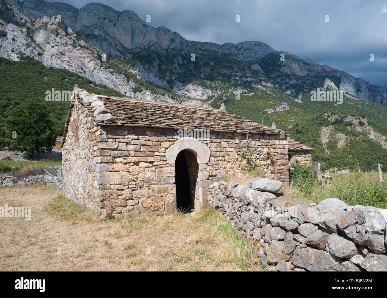 Alte Einsiedelei in das Dorf Oncíns, mit Peña Montañesa im Hintergrund, Provinz Huesca, Aragón, Nordspanien Stockfoto