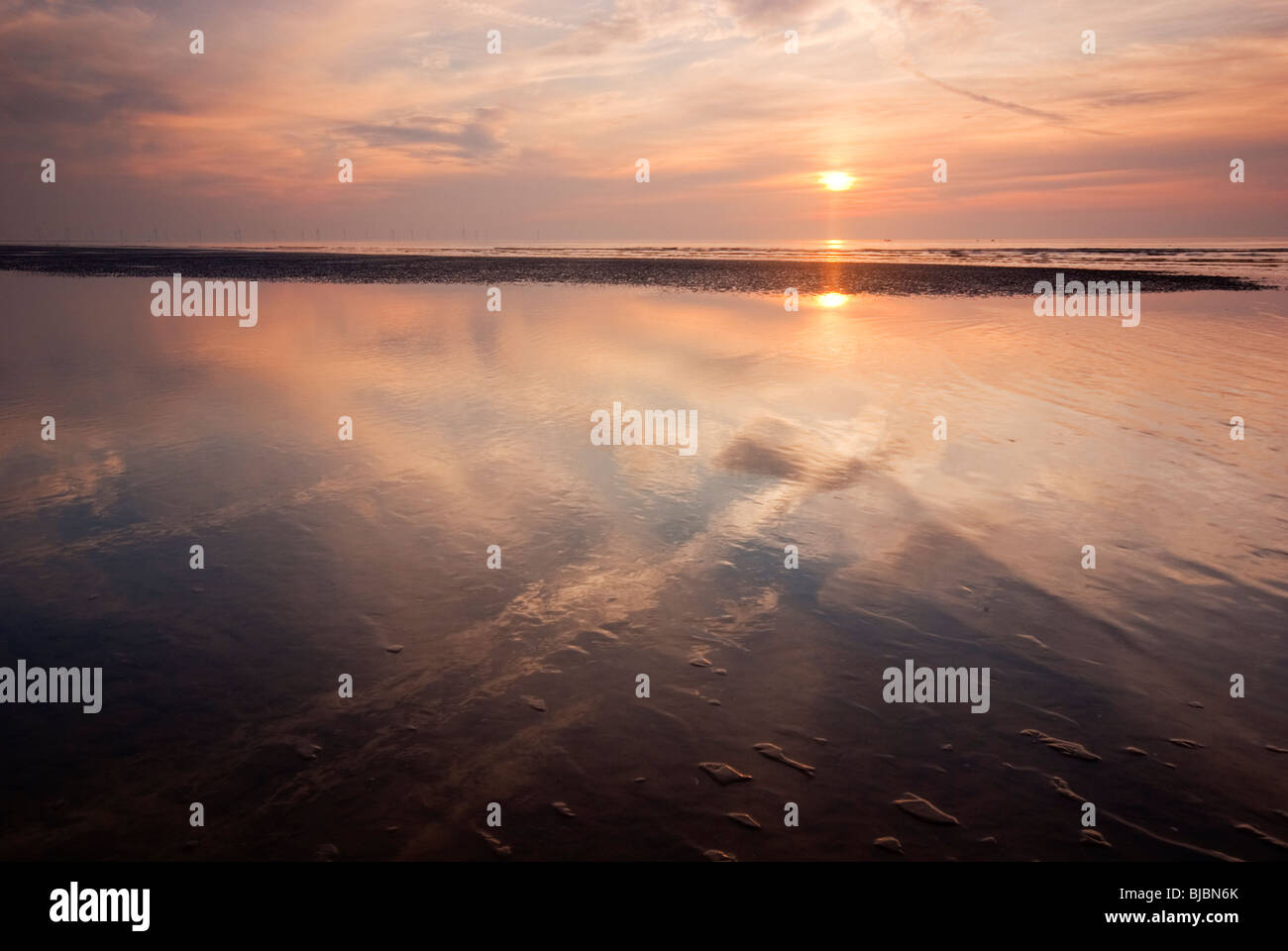 Gezeiten Reflexionen auf den Sonnenuntergang in Formby Punkt Stockfoto