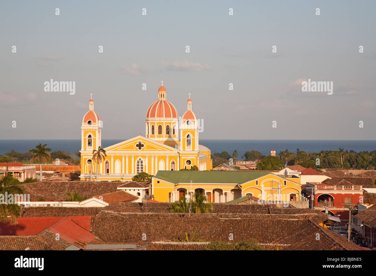 Die Kathedrale von Granada und Nicaragua-See im Hintergrund, Granada Nicaragua Stockfoto