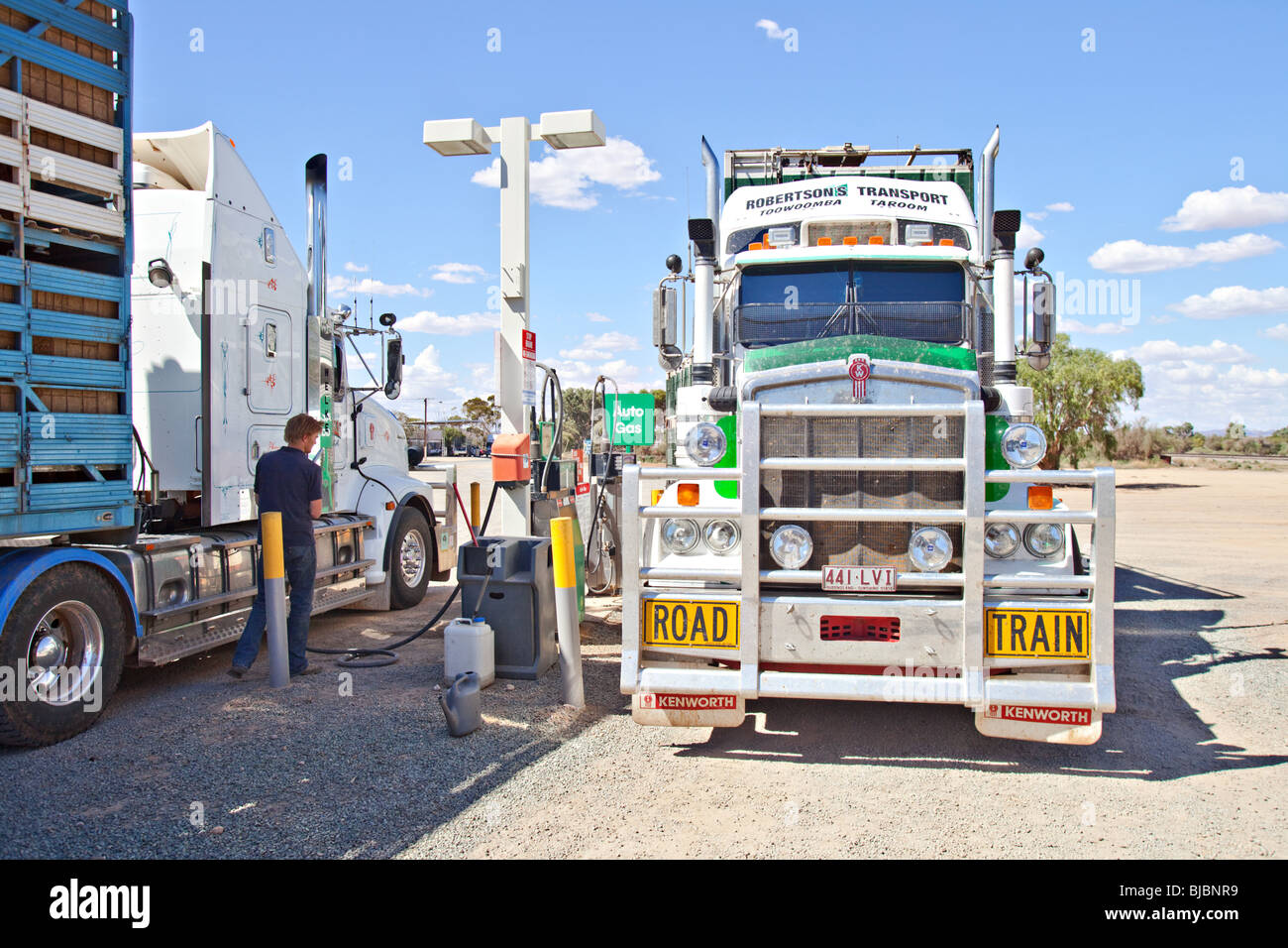Lastzug auf eine Tankstelle, Yunta, South Australia Stockfoto