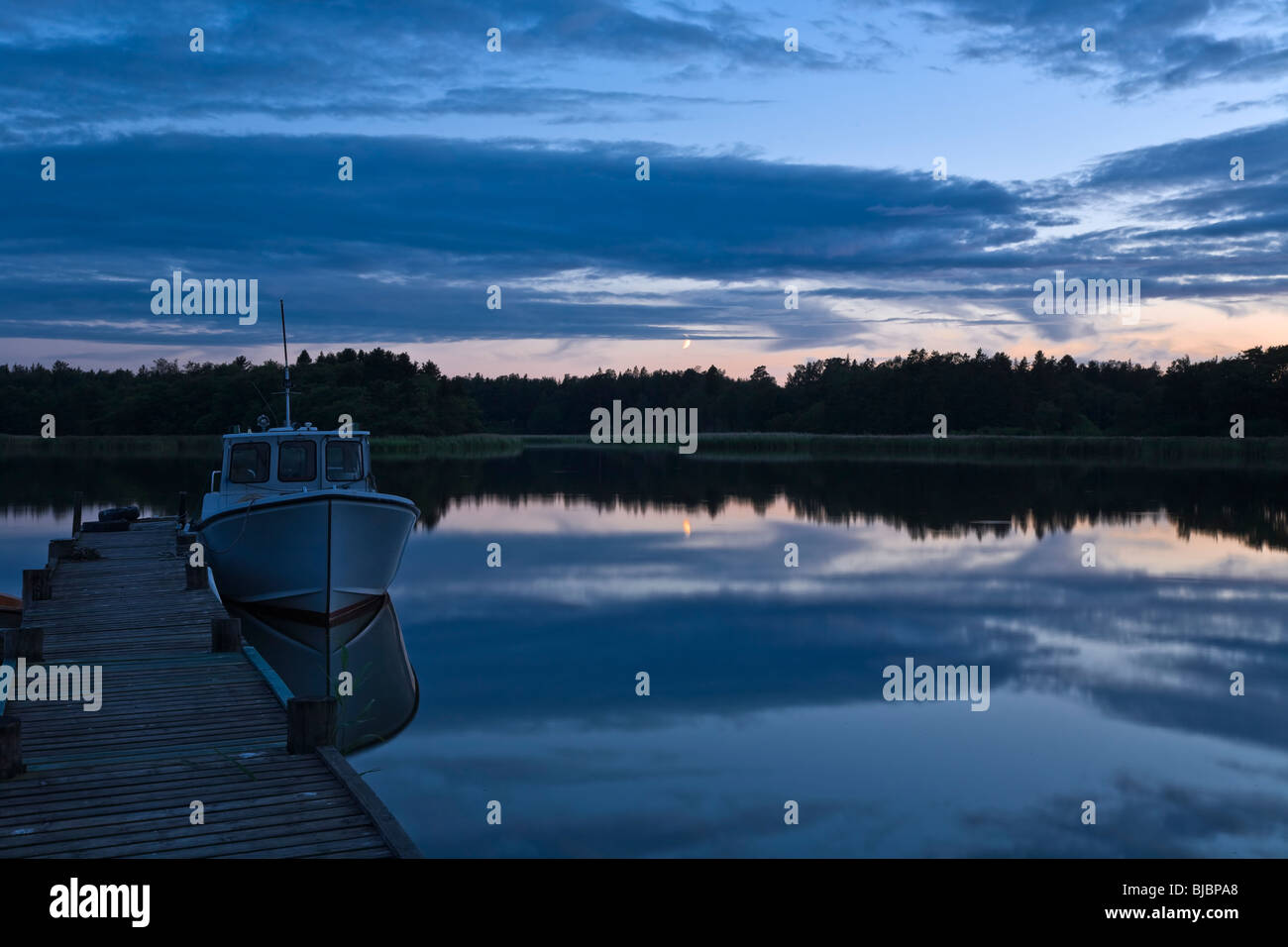 Nachtlicht um Mittsommer in Schweden. Stockfoto