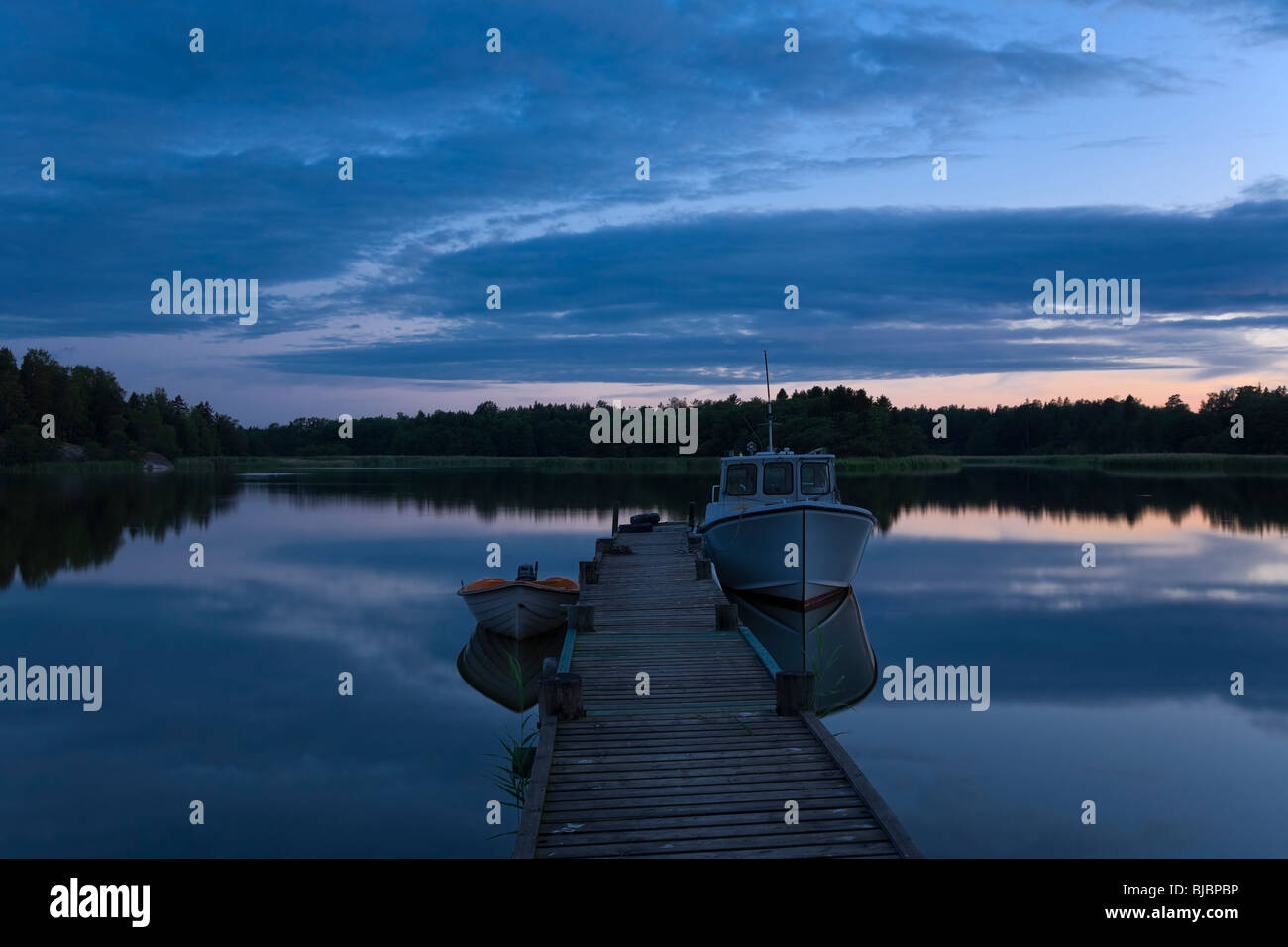 Nachtlicht um Mittsommer in Schweden. Stockfoto