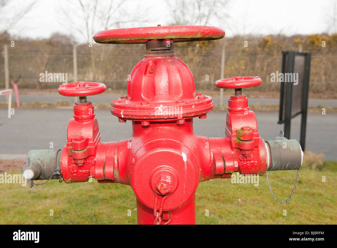 Red Fire Hydrant mit Rad-Ventile Stockfotografie - Alamy