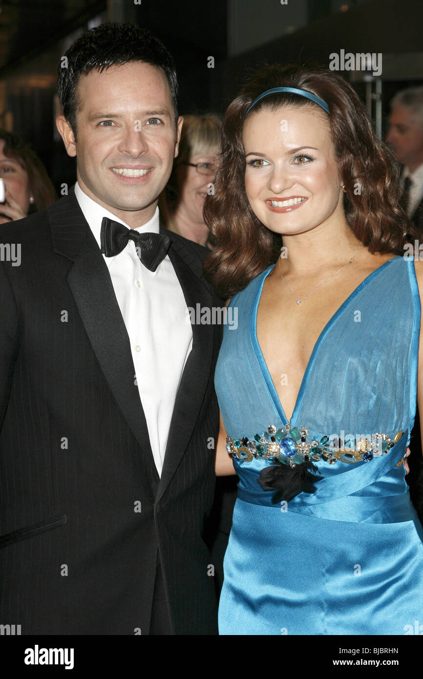 DARREN BENNETT & LILIA KOPYLOVA A HAUFEN AMATEURE FILM PREMIERE ODEON KINO AM WEST END LEICESTER SQUARE LONDON ENGLAND 17 Stockfoto