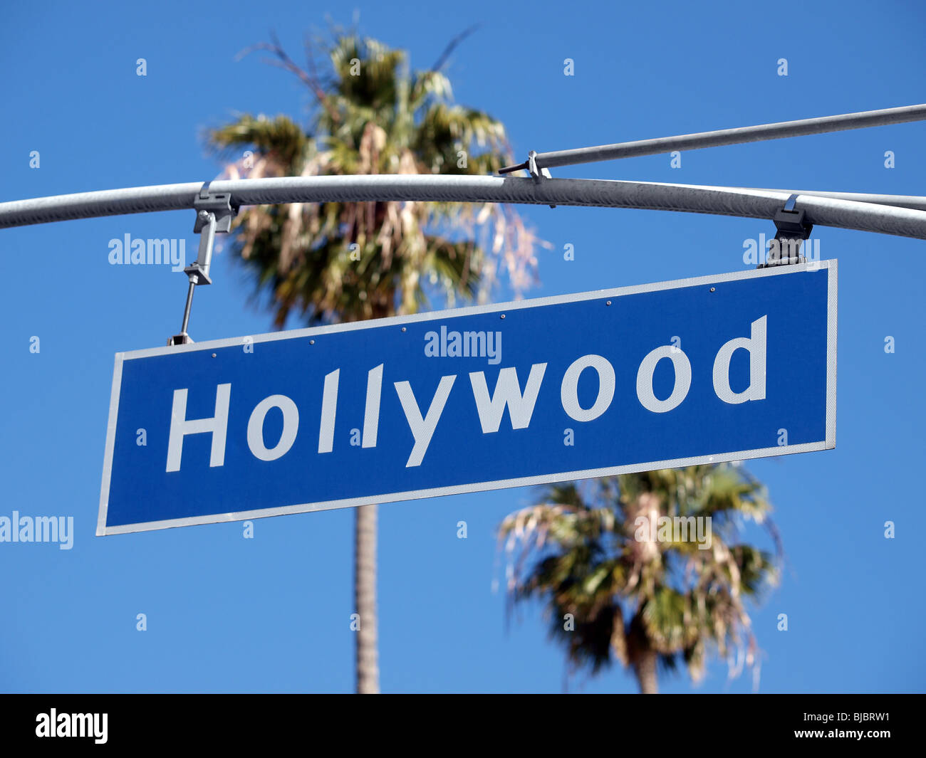 Hollywood Blvd Straßenschild mit hohen Palmen. Stockfoto
