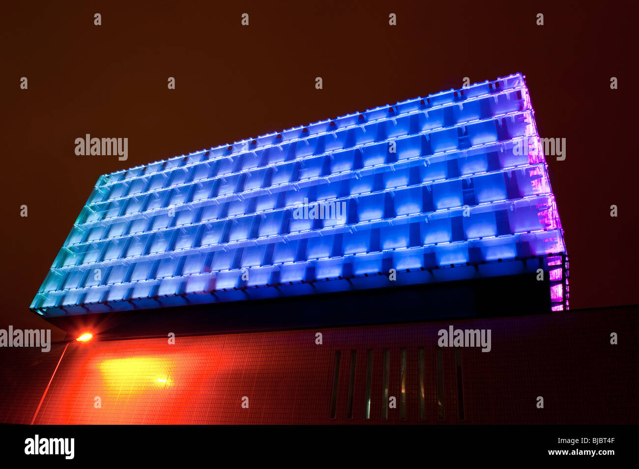 Multi farbig beleuchteten Büro-Baustein in der Nacht Stockfoto