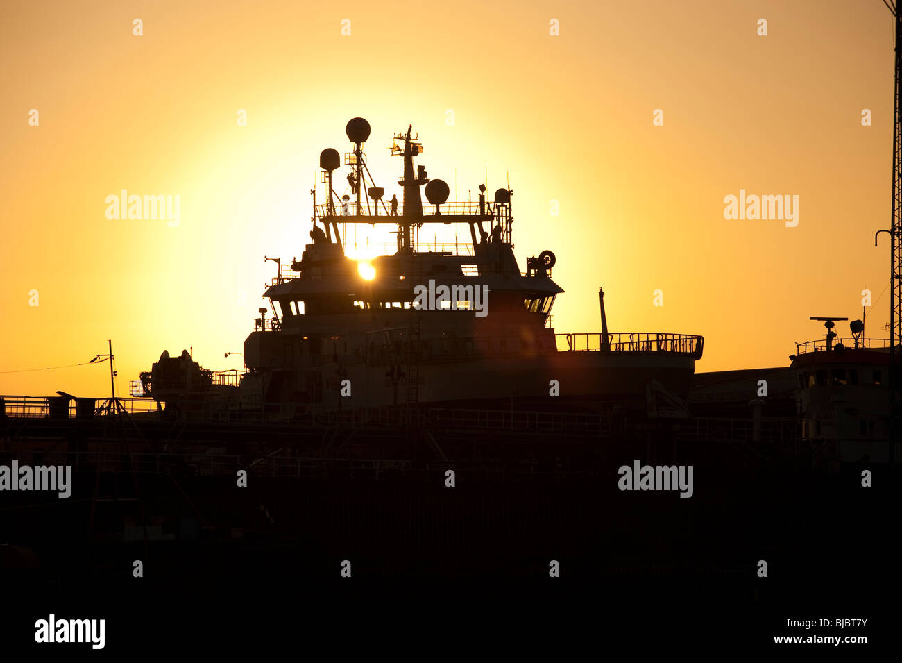 Sonnenuntergang hinter Brücke Vermessung Schiff Stockfoto