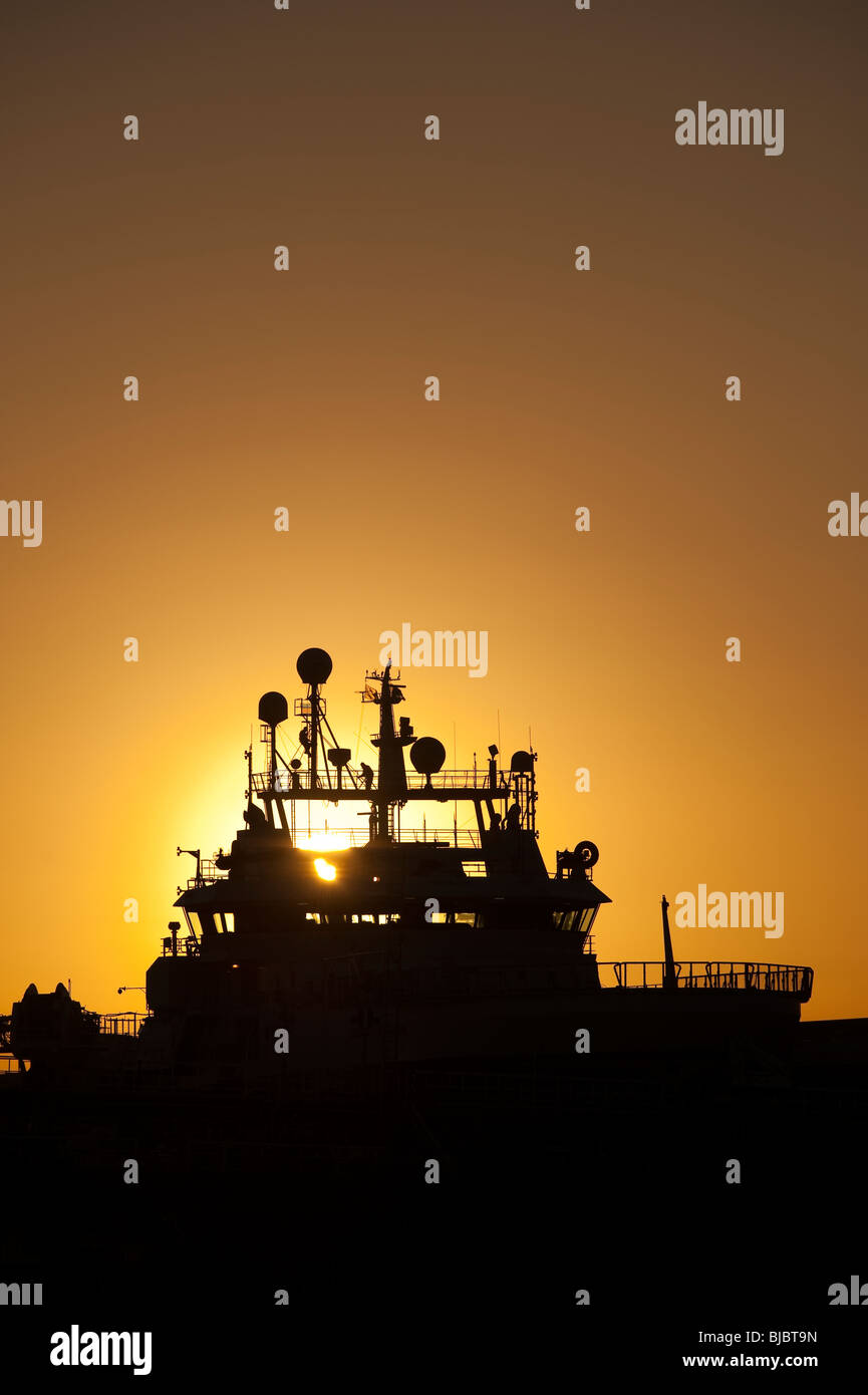 Sonnenuntergang hinter Brücke Vermessung Schiff Stockfoto