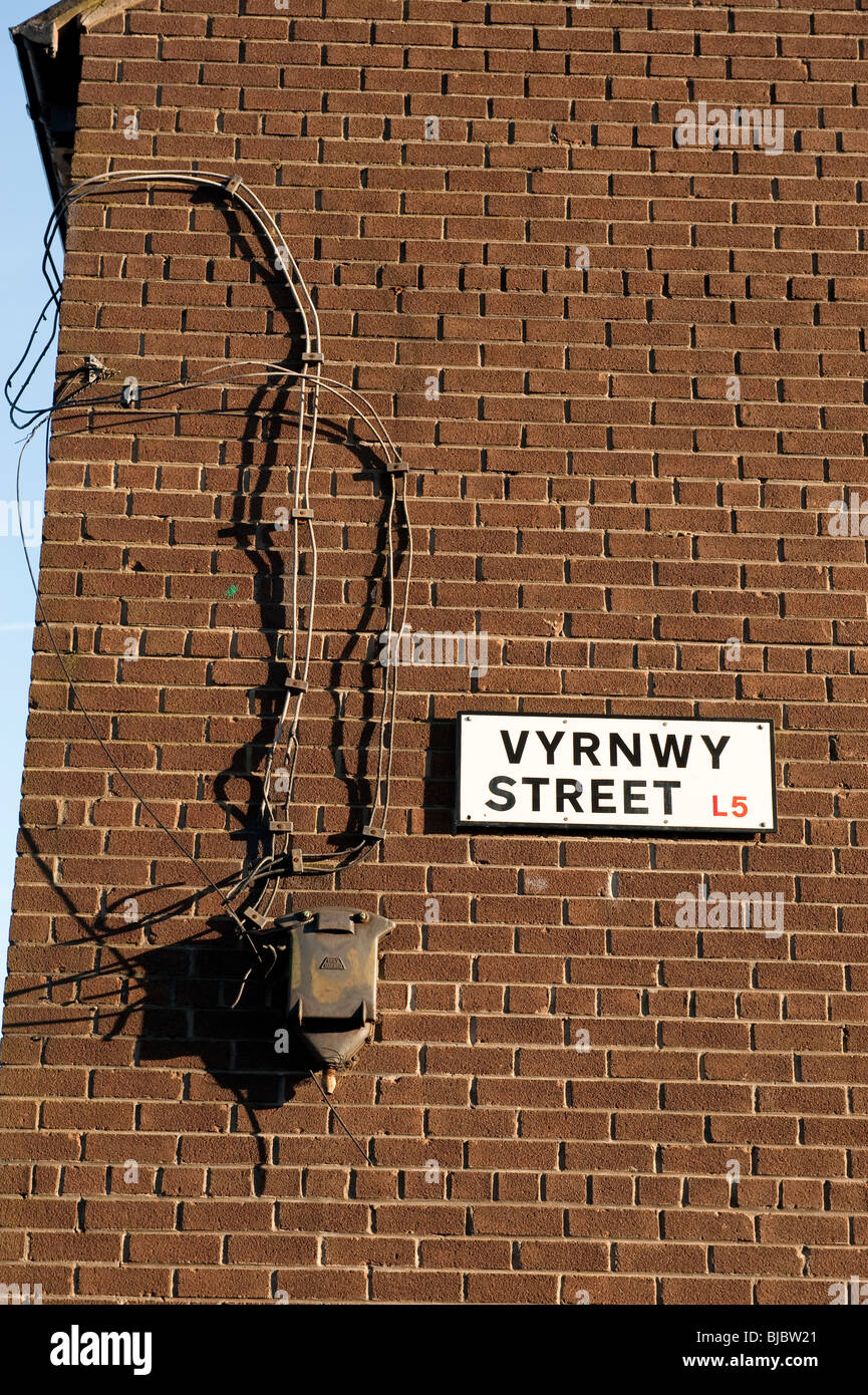 Vyrnwy Street Ziegelwand mit Kabel am Stockfoto