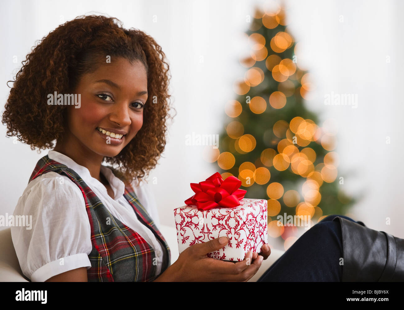 Gemischte Rassen Frau hält Weihnachtsgeschenk Stockfoto