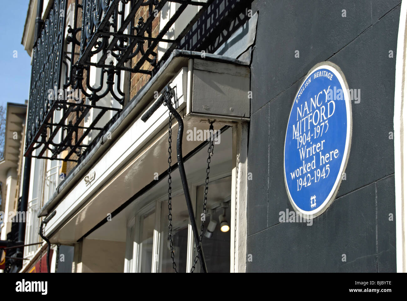 Englisches Erbe blaue Plakette Kennzeichnung eines früheren Arbeitsplatzes, eine Buchhandlung im Londoner Stadtteil Mayfair, des Schriftstellers Nancy Mitford Stockfoto