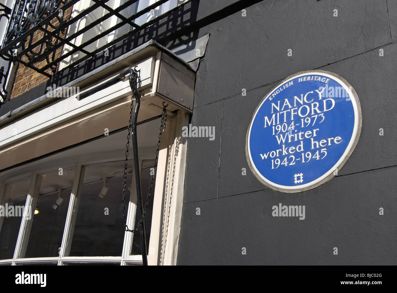 Englisches Erbe blaue Plakette Kennzeichnung eines früheren Arbeitsplatzes, eine Buchhandlung im Londoner Stadtteil Mayfair, des Schriftstellers Nancy Mitford Stockfoto