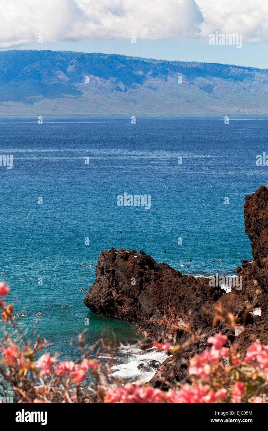 Black Rock Maui Hawaii, eine berühmte Schnorcheln am Kaanapali Beach Lahaina Maui, Lanai im Hintergrund. Stockfoto