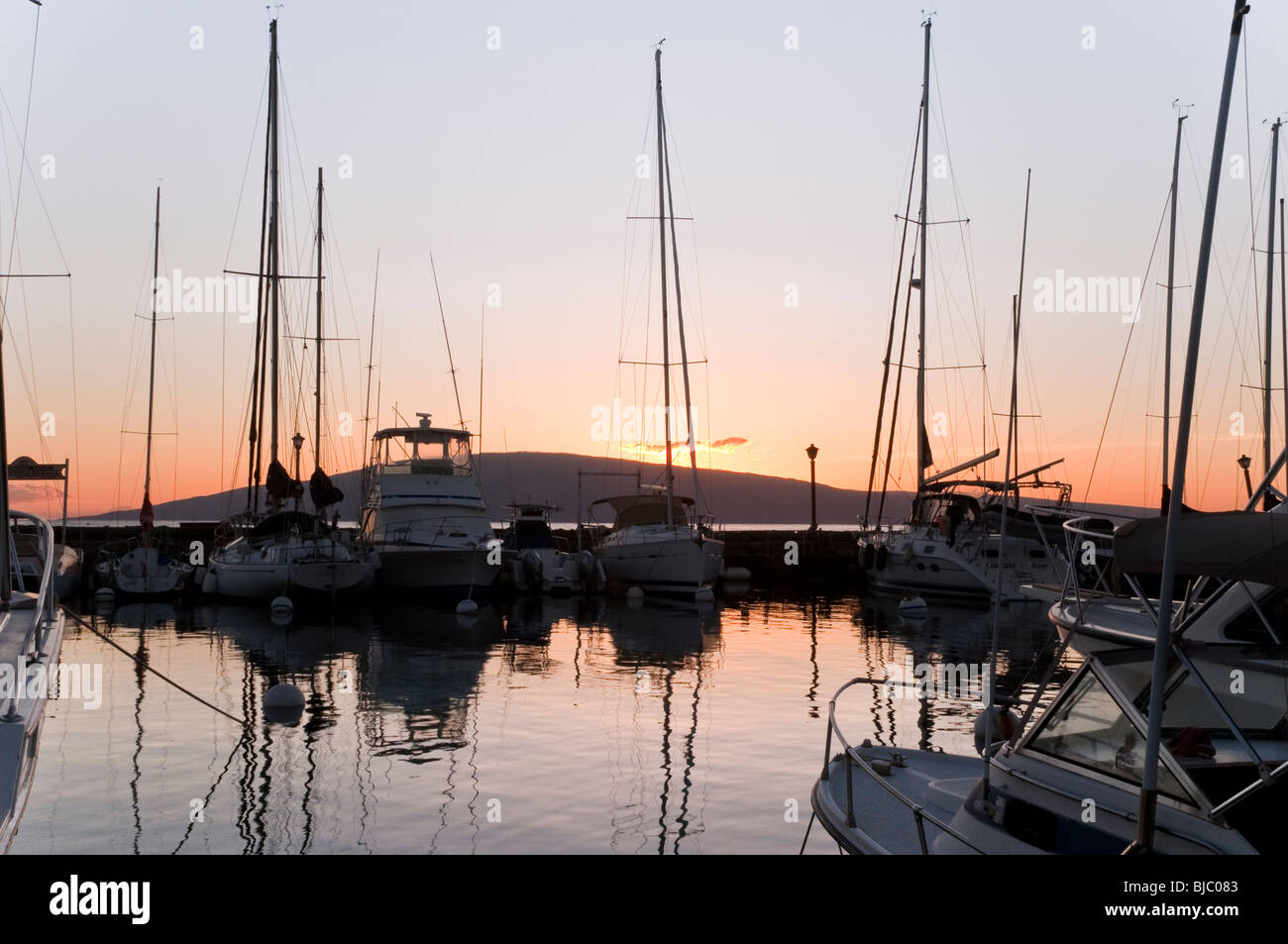 Lahaina Sonnenuntergang hinter Lanai Island Lahaina Harbor West Maui Hawaii entnommen Stockfoto