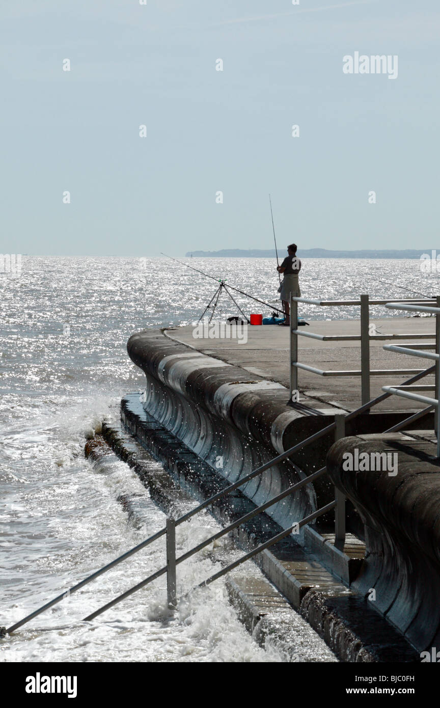 Ein Mann-Meeresangeln am South Cliff, Broadstairs, Kent, UK Stockfoto