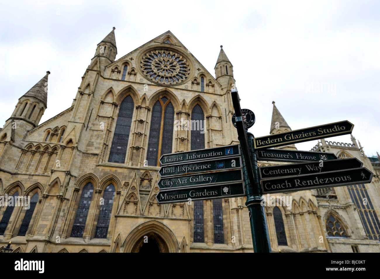 York Minster York North Yorkshire UK mit Sign Post touristische Informationen, Bahnerlebnis, City Art Gallery, Museum Gärten Stockfoto