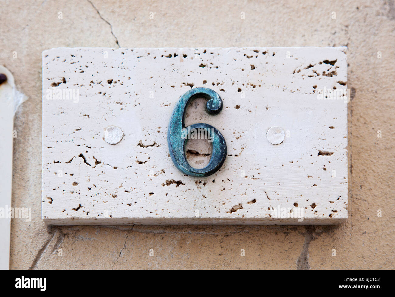 Blocknummer an eine verwitterte Wand - detail Stockfoto