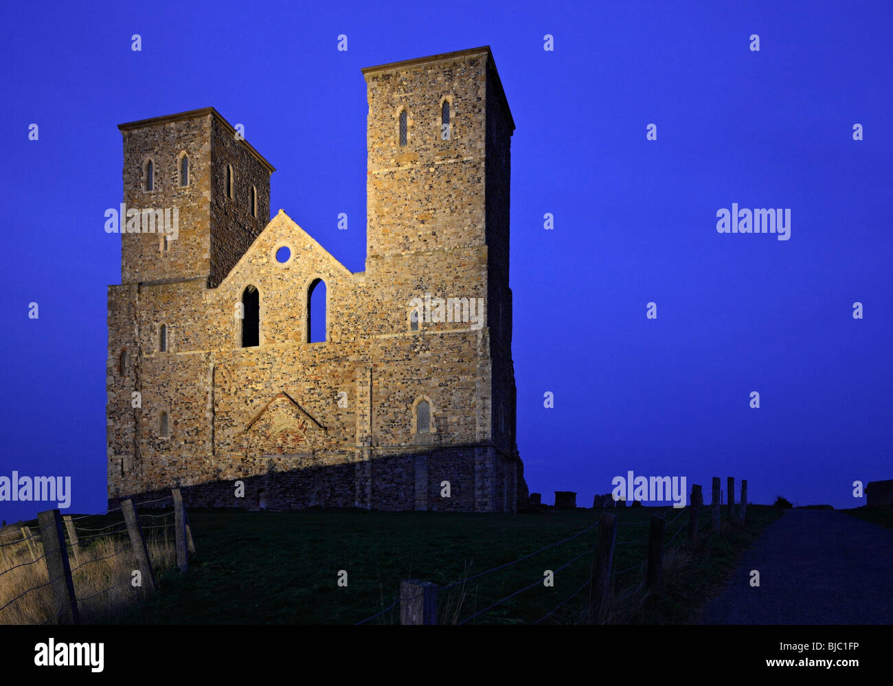 Reculver Towers mit Flutlicht in der Nacht. Stockfoto