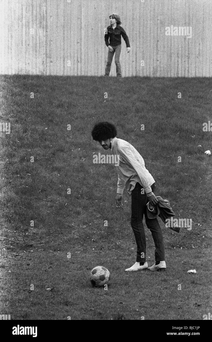 Thin Lizzy auf Tour in Skandinavien im Jahr 1979. Phil Lynott spielt Fußball mit einigen Fans außerhalb des Veranstaltungsortes Stockholm Stockfoto