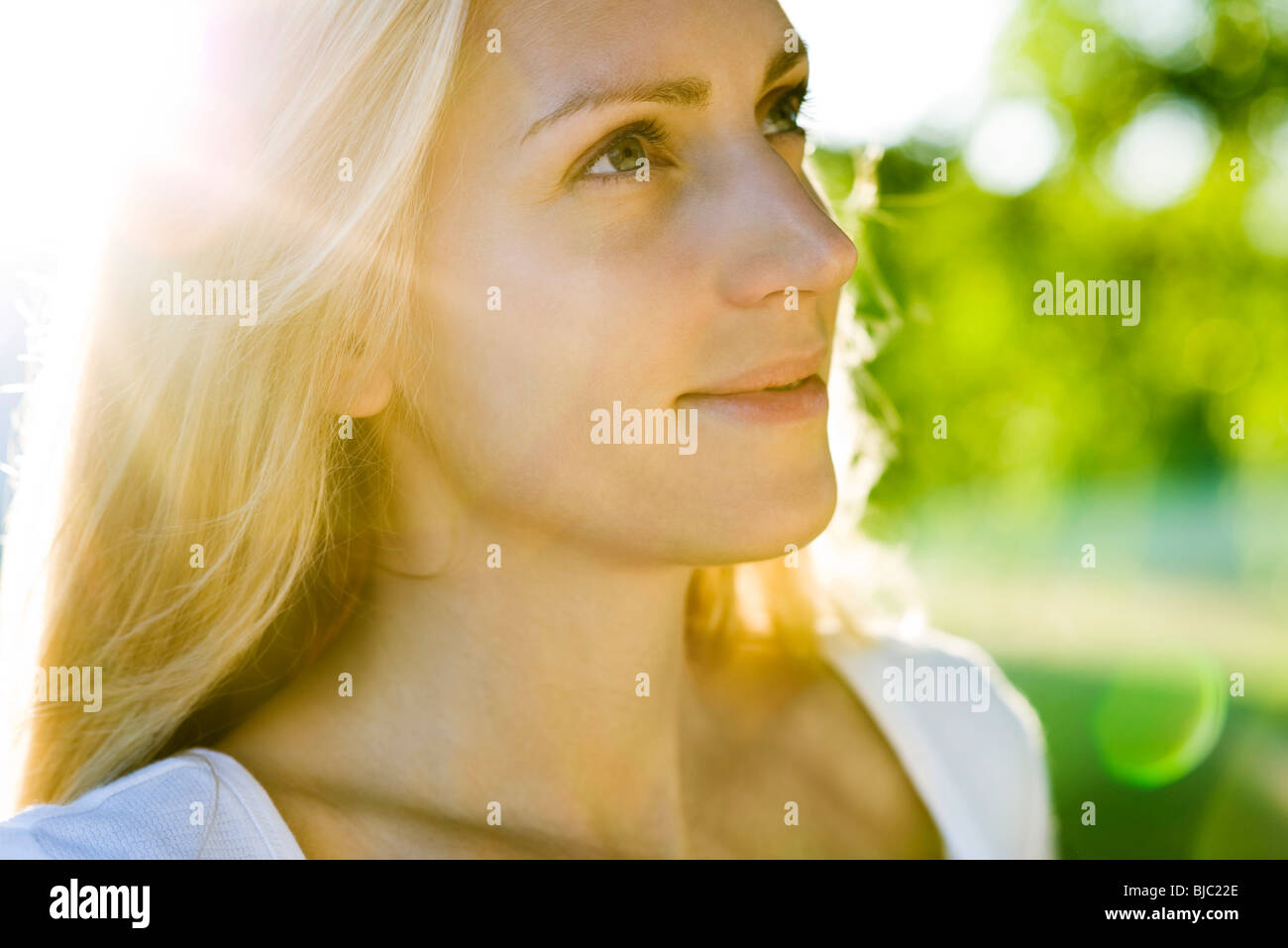 Junge Frau in der Sonne, Porträt Stockfoto