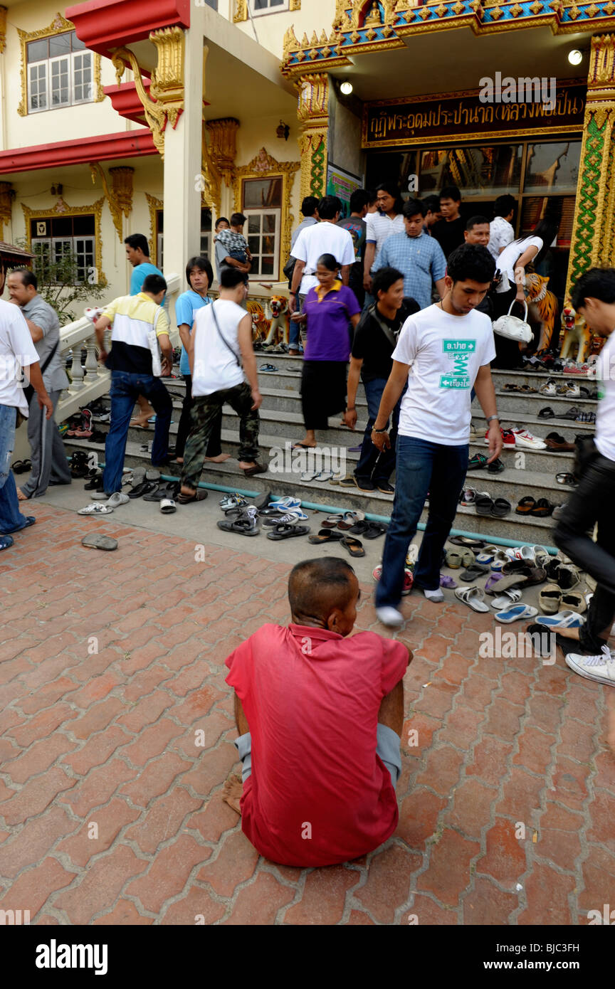 Bettler ein Auge auf Menschen-Schuh für Kleingeld, Wat Bang Phra Nakhon Chiasi, thailand Stockfoto