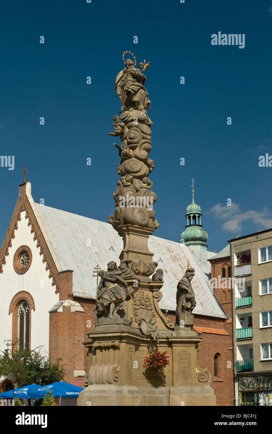 Jungfrau Maria-Säule und der St.-Jakobs-Kirche am Rynek (Marktplatz) in Ratibor, Śląskie, Polen Stockfoto