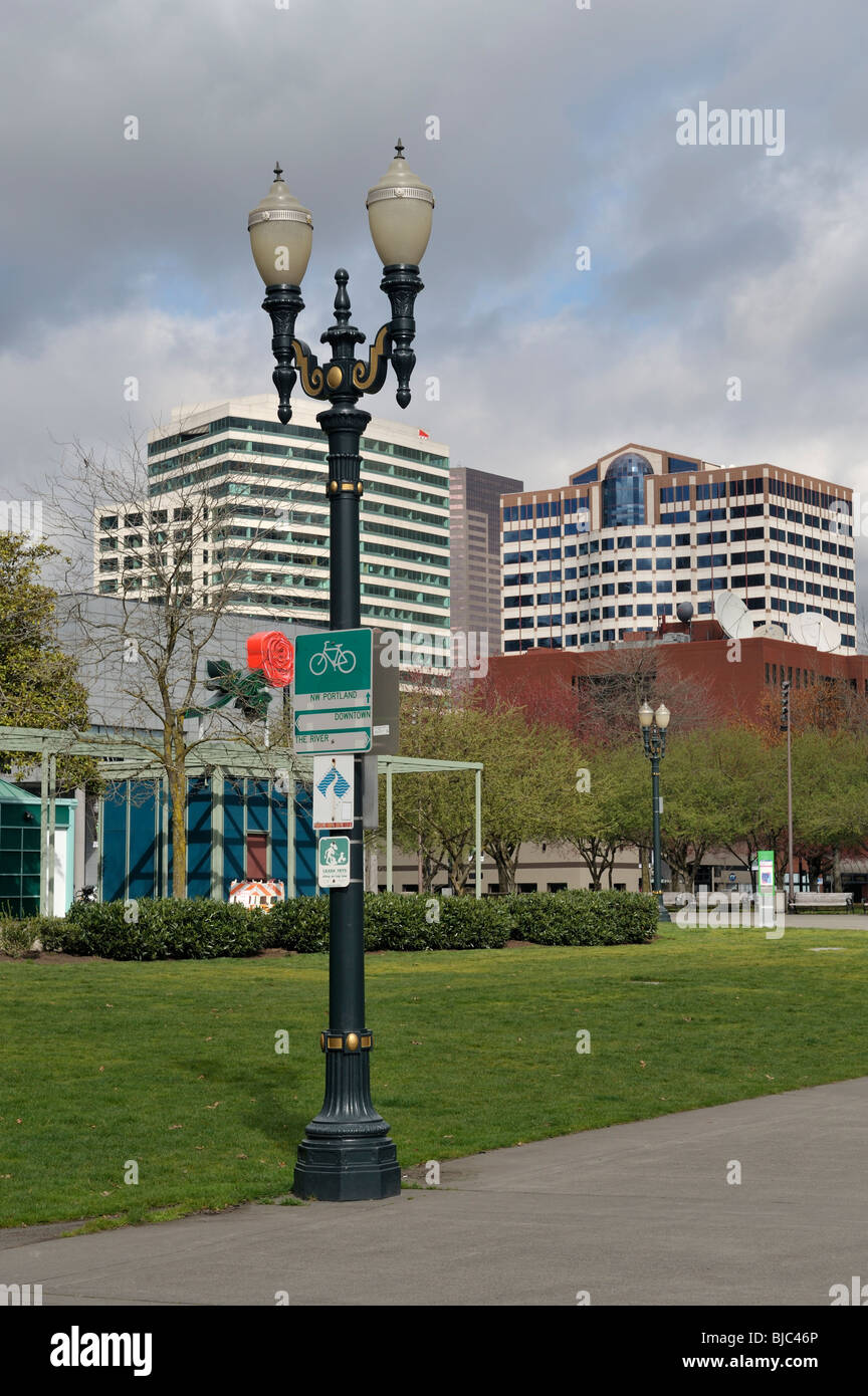 Portland-Skyline vom Gouverneur Tom McCall Waterfront Park, Portland, OR, USA 100304 34880 Stockfoto