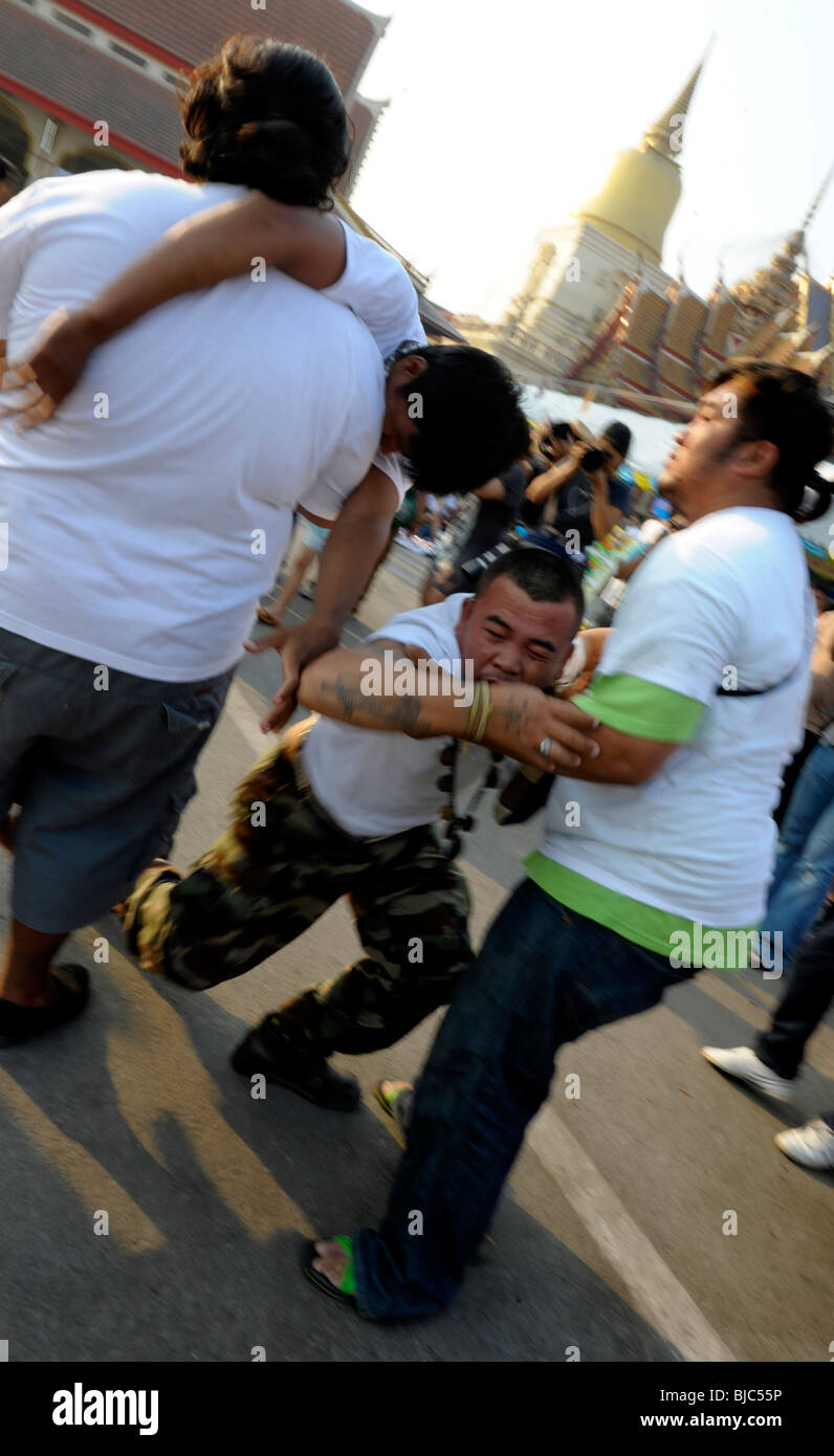Ein Anhänger, der thailändischen buddhistischen Tempel Wat Bang Phra arbeitet sich in einen tranceartigen Zustand, während ein religiöses Fest Stockfoto