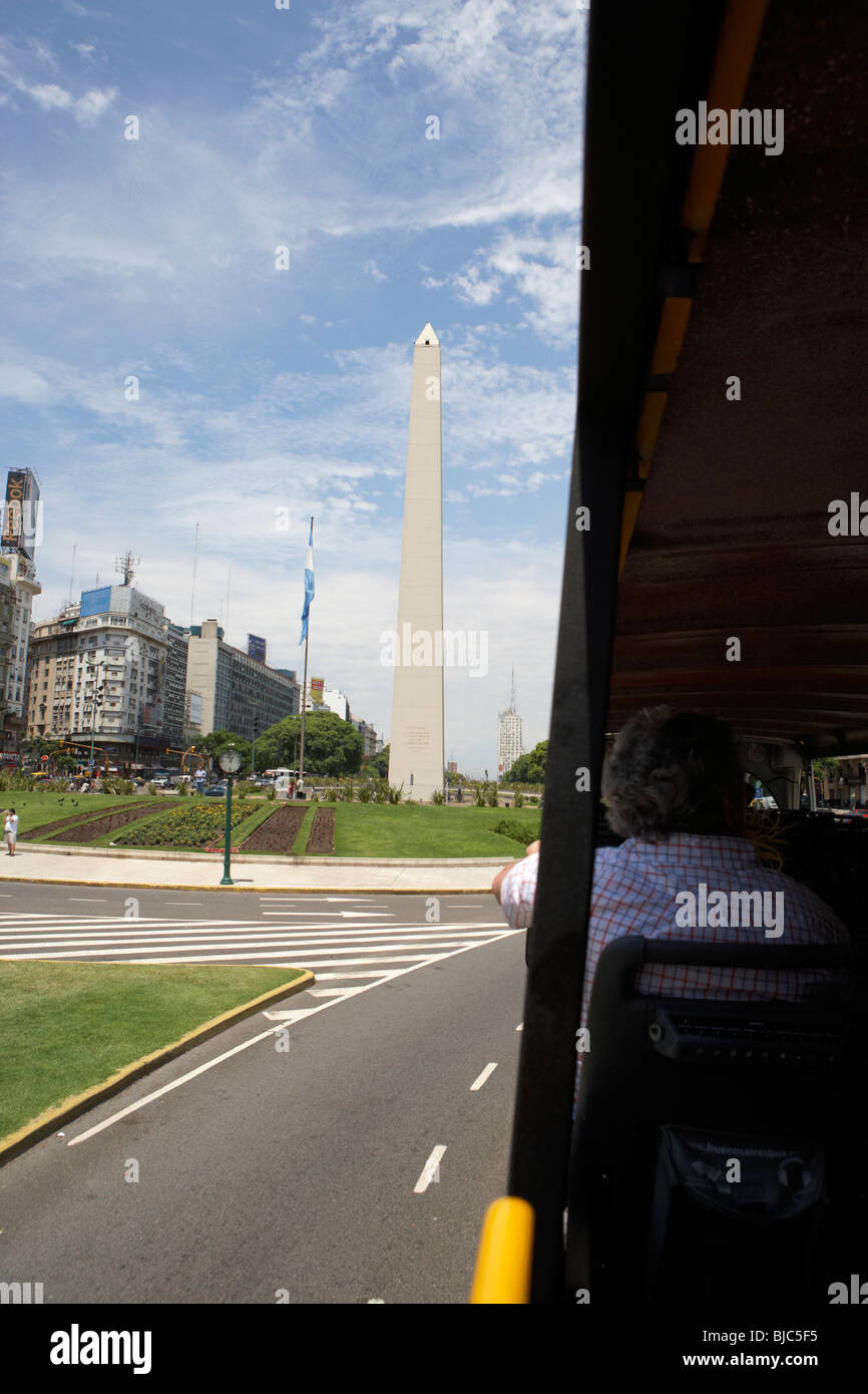 mittleren Alter Tourist auf geführte Bustour vorbei an der Obelisk Hauptstadt Buenos Aires Bundesrepublik Argentinien in Südamerika Stockfoto