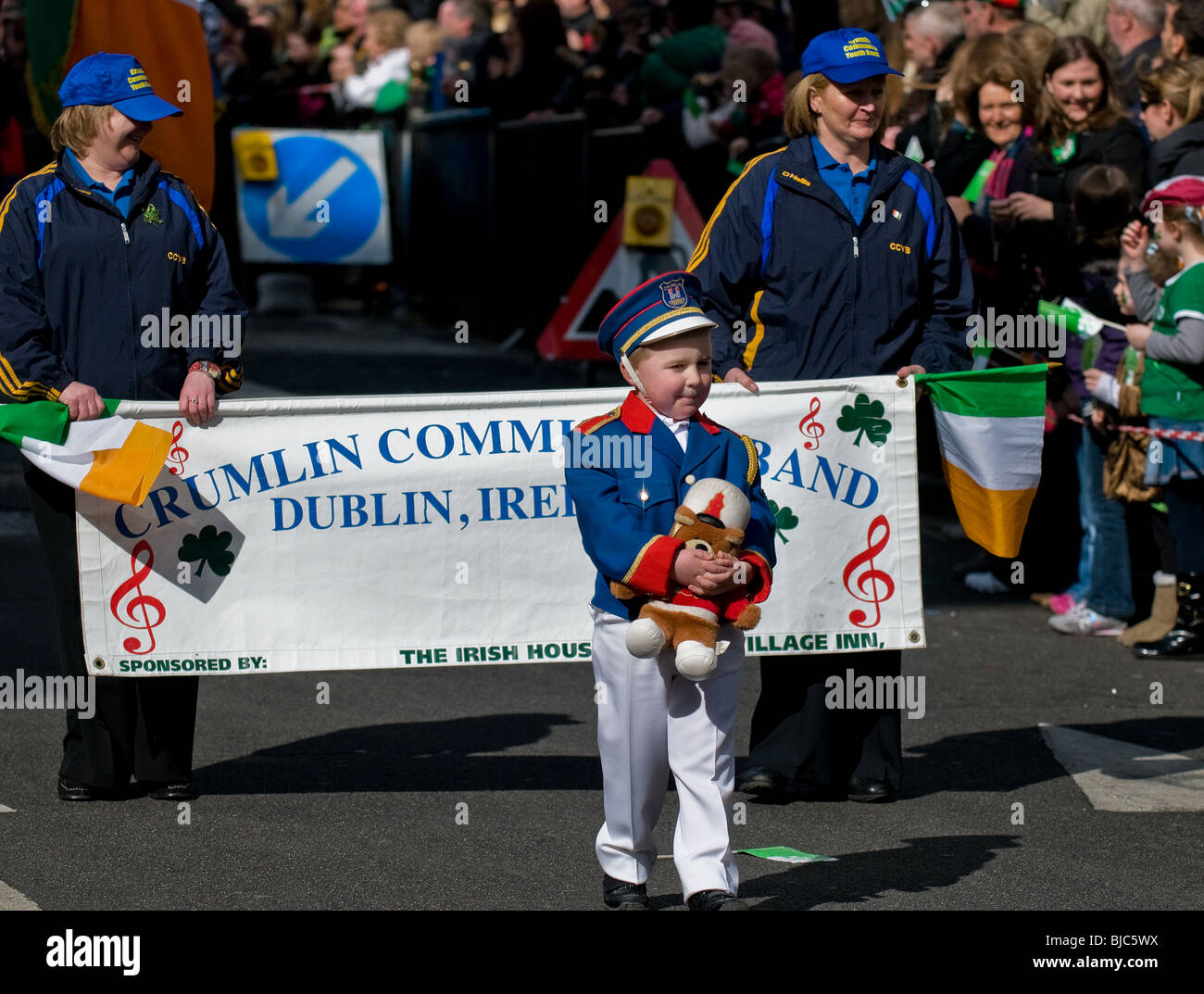 Das Maskottchen der Crumlin Gemeinschaft Band im St Patricks Day Parade in London. Stockfoto