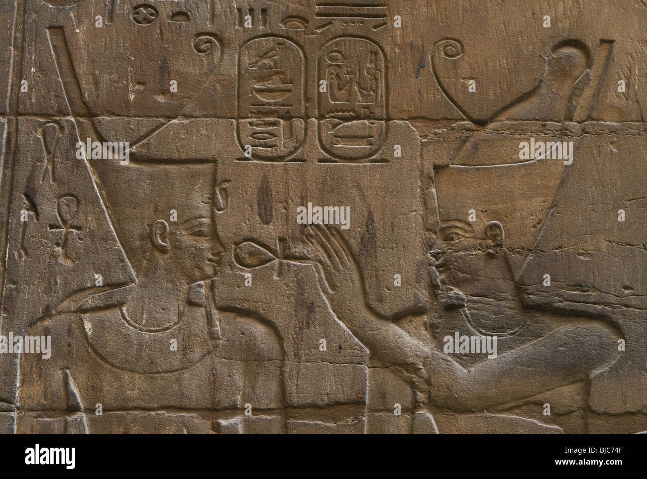 Relief Darstellung der ägyptischen Gottheit einem Pharao das Ankh einzuräumen. Tempel von Luxor. Ägypten. Stockfoto