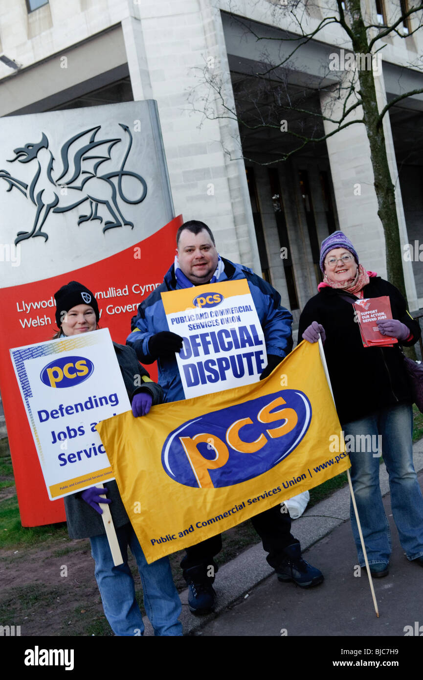 PCS [öffentliche und kommerzielle Dienstleistungen] Gewerkschaftsmitglieder streiken, Streikposten Staatsdienst Büros Versammlung Regierung von Wales Walisisch Stockfoto