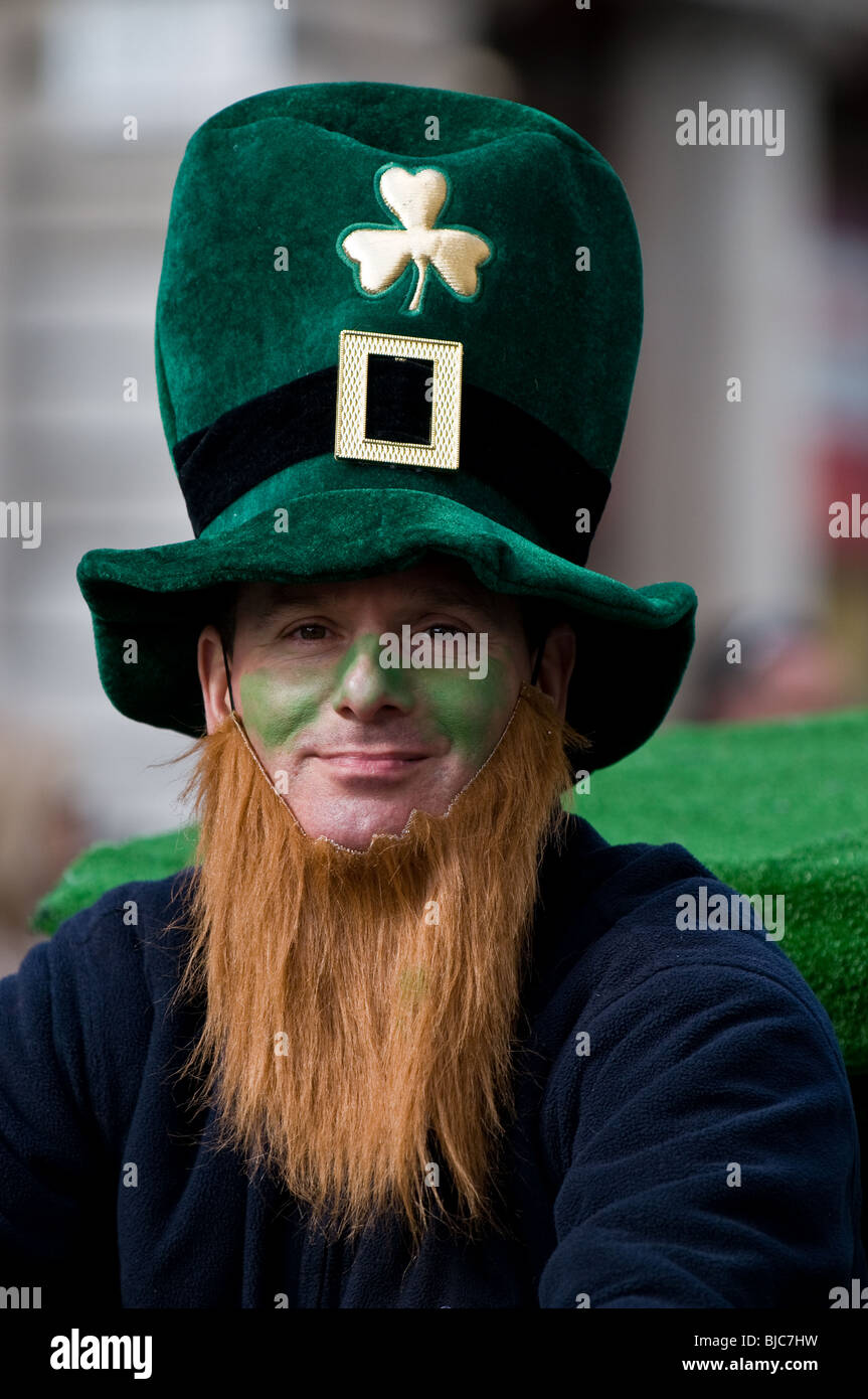 Porträt eines Mannes mit einem Novum Hut und Bart während der St. Patricks Day Parade in London. Stockfoto