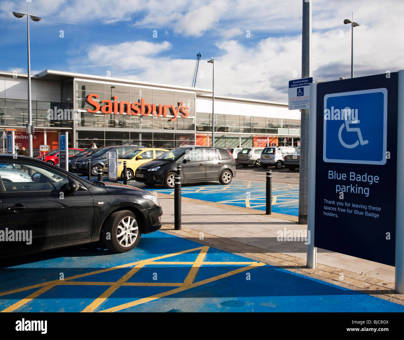 Blue-Badge Parken bei Sainsburys Shop Braehead Einkaufszentrum direkt vor Glasgow, Renfrewshire, Schottland Stockfoto