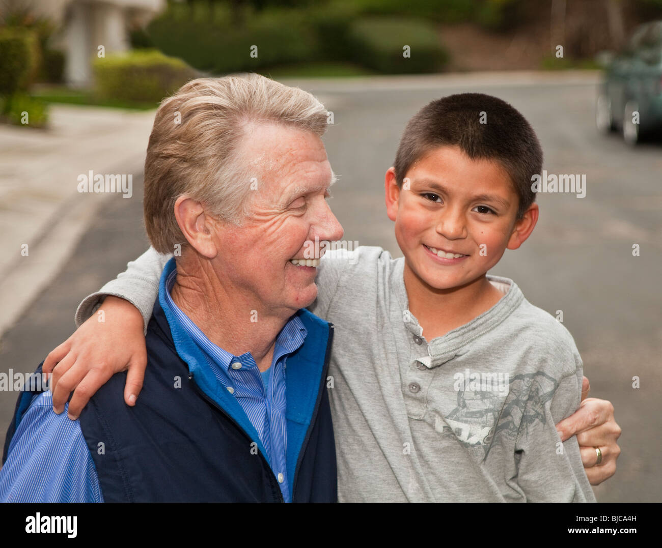 Großvater und Hispanic angenommen fördern Enkel 8-10 Jahre alte Familie akzeptiert akzeptieren. Kalifornien Herr © Myrleen Pearson Stockfoto