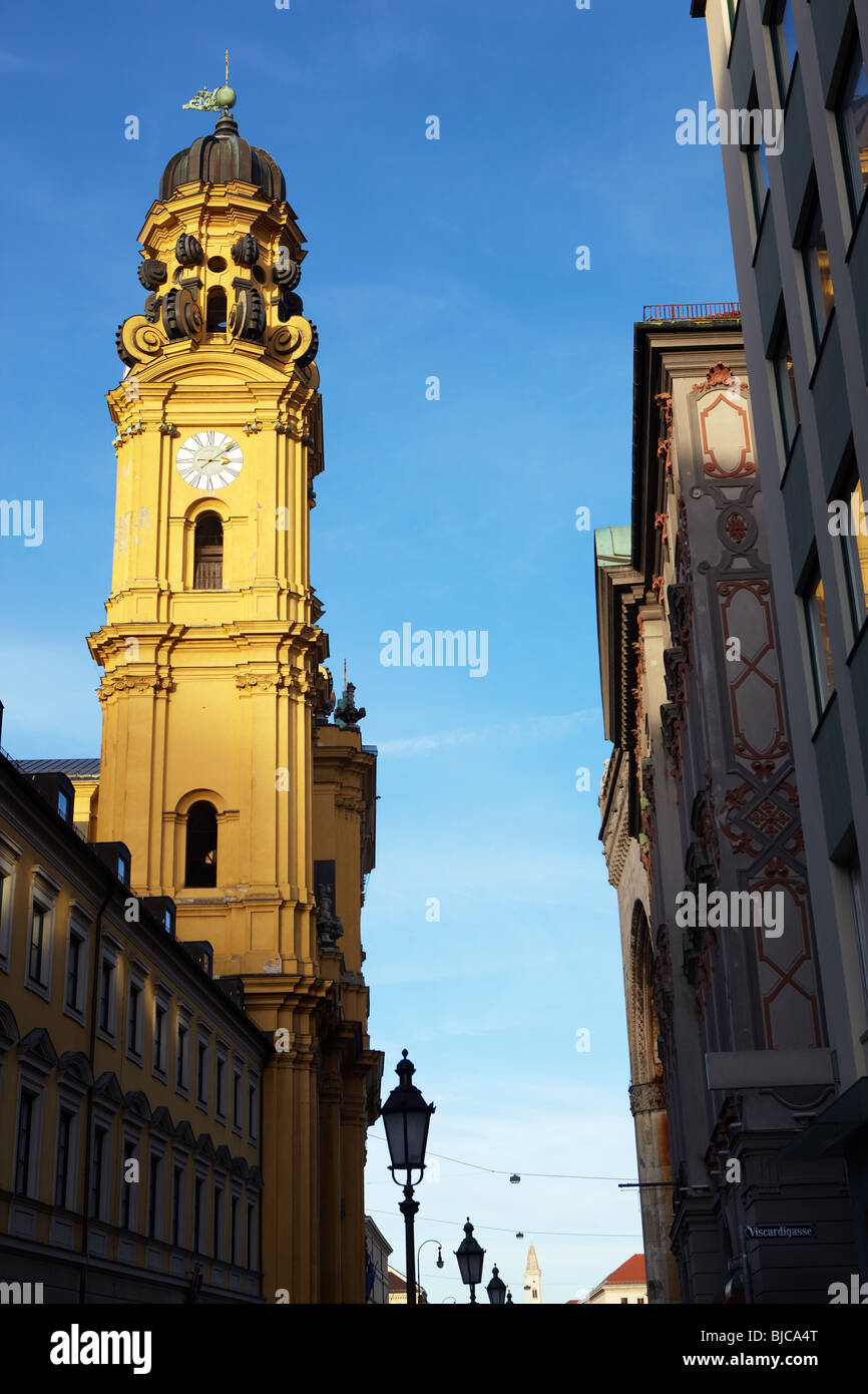 Die Uhr Türme der FrauenKirche in München, wie zwischen den Gebäuden in der Fußgängerwege zu sehen Stockfoto