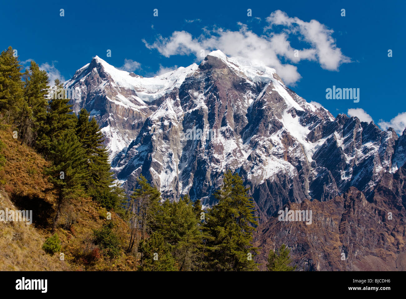 SHRINGI PEAK in NUPRI REGION - um MANASLU Trekking, NEPAL Stockfoto