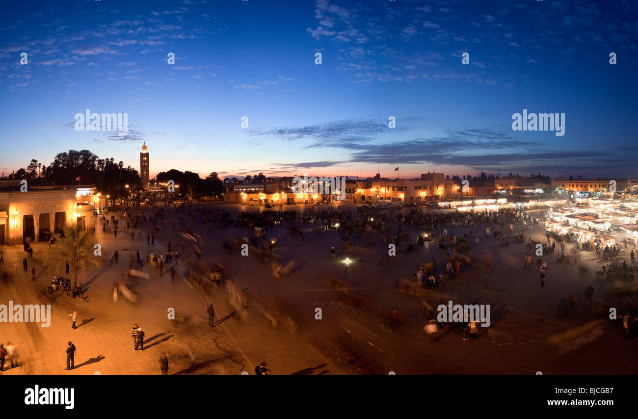 Place Jemaa el-Fna in der Abenddämmerung zeigt Stände einrichten, um Essen und Getränke, Marrakesch, Marokko, Nordafrika zu verkaufen Stockfoto
