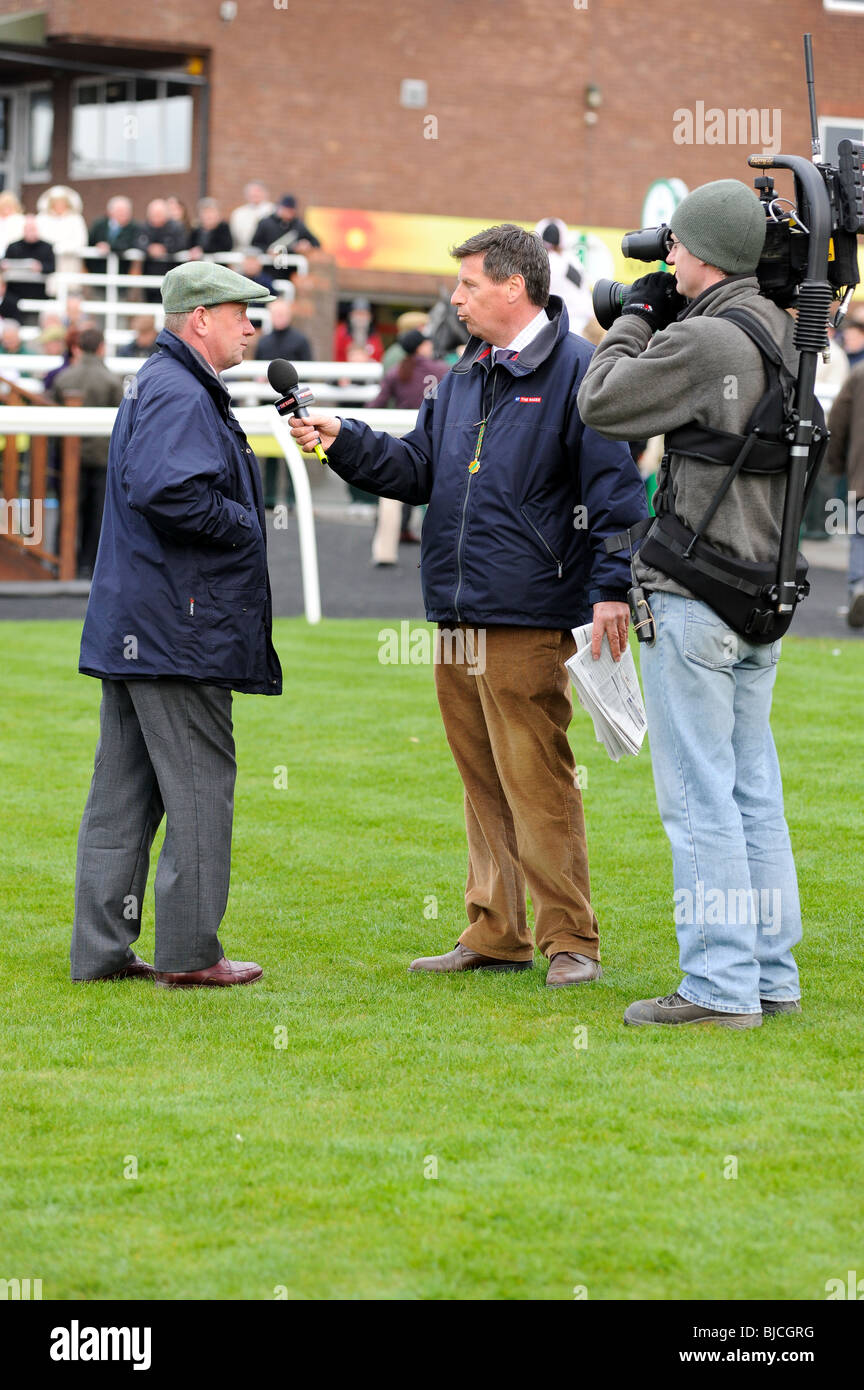 Sky TV interviewt Rennsport Pferdetrainer. Stockfoto Sky TV interviewt Rennsport Pferdetrainer. Stockfoto